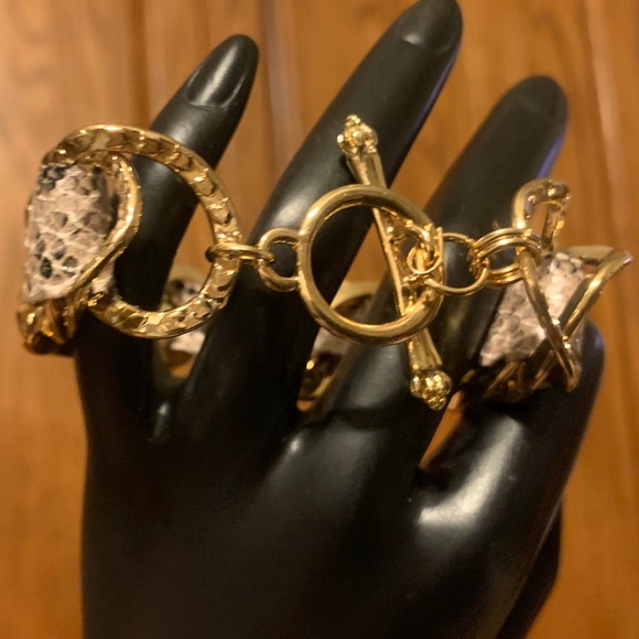 Gold tone rings with snake skin - Picture 2 of 4